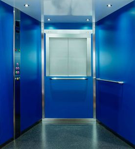 Ascensores Iruña interior ascensor azul