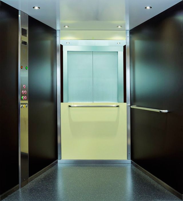 Ascensores Iruña ascensor amarillo con marrón 