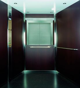 Ascensores Iruña interior ascensor marrón 
